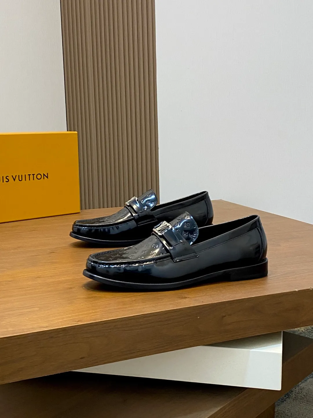 💰920 LV GLOVE slip-on loafers, top quality products produced in Guangzhou, ready for sale! These LV Glove loafers are made of selected soft crystal sheep leather. The leather surface has a slightly wrinkled texture and a very high-end texture. Each pair is unique. The leather surface is light and soft, with a delicate texture and good luster. It is a classic loafer style, with exquisite handmade mark stitching on the toe, and a square toe configuration to highlight the classic style. The horizontal band has hot-printed LV three-dimensional letters, semi-solid handcrafts and a genuine leather outsole, and a rubber patch on the heel to create wear-resistant performance and comfort. One of the must-have loafers for men! Comes with full original packaging! Code number: 39-40-41-42-43-44 (45 customized) standard leather shoe code